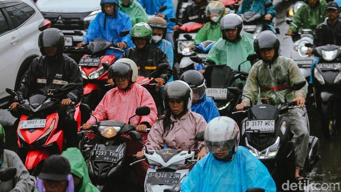 Hujan deras yang mengguyur kawasan Ciputat, Tangerang Selatan, pada Jumat (6/3/2026) pagi menyebabkan arus lalu lintas di Jalan Ir Juanda terpantau padat merayap. Sejumlah kendaraan terlihat melambat saat melintasi ruas jalan tersebut.