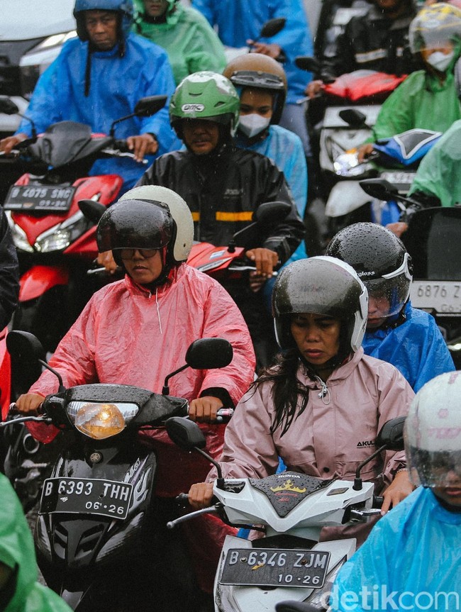 Hujan Deras dan Kemacetan Warnai Pagi Hari di Ciputat