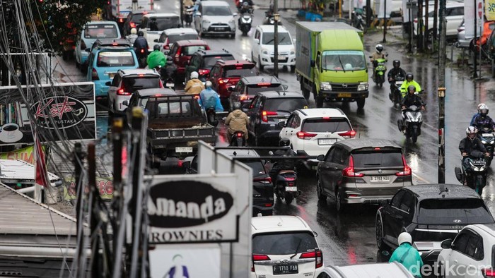 Hujan deras yang mengguyur kawasan Ciputat, Tangerang Selatan, pada Jumat (6/3/2026) pagi menyebabkan arus lalu lintas di Jalan Ir Juanda terpantau padat merayap. Sejumlah kendaraan terlihat melambat saat melintasi ruas jalan tersebut.