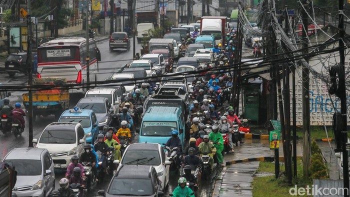 Hujan deras yang mengguyur kawasan Ciputat, Tangerang Selatan, pada Jumat (6/3/2026) pagi menyebabkan arus lalu lintas di Jalan Ir Juanda terpantau padat merayap. Sejumlah kendaraan terlihat melambat saat melintasi ruas jalan tersebut.
