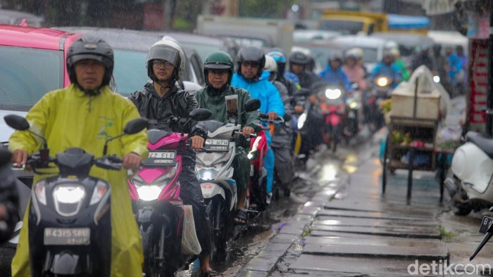 Hujan deras yang mengguyur kawasan Ciputat, Tangerang Selatan, pada Jumat (6/3/2026) pagi menyebabkan arus lalu lintas di Jalan Ir Juanda terpantau padat merayap. Sejumlah kendaraan terlihat melambat saat melintasi ruas jalan tersebut.