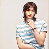 Pria 25 tahun ini tampil stylish dengan busana casual yang memadukan T-shirt motif garis dan jeans putih. Boxer yang ‘mengintip’ jadi statement gaya Hyunjin yang kerap berpenampilan edgy. Foto: Dok. GUESS
