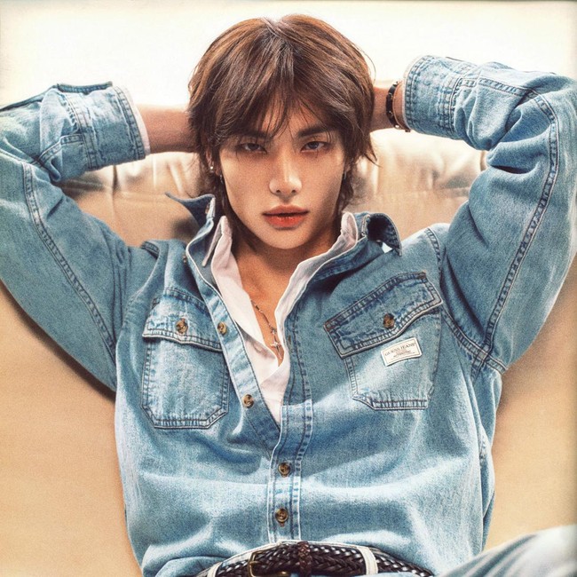 Hyunjin Stray Kids Jadi Global Ambassador Guess, Tampil Klasik Tapi Edgy