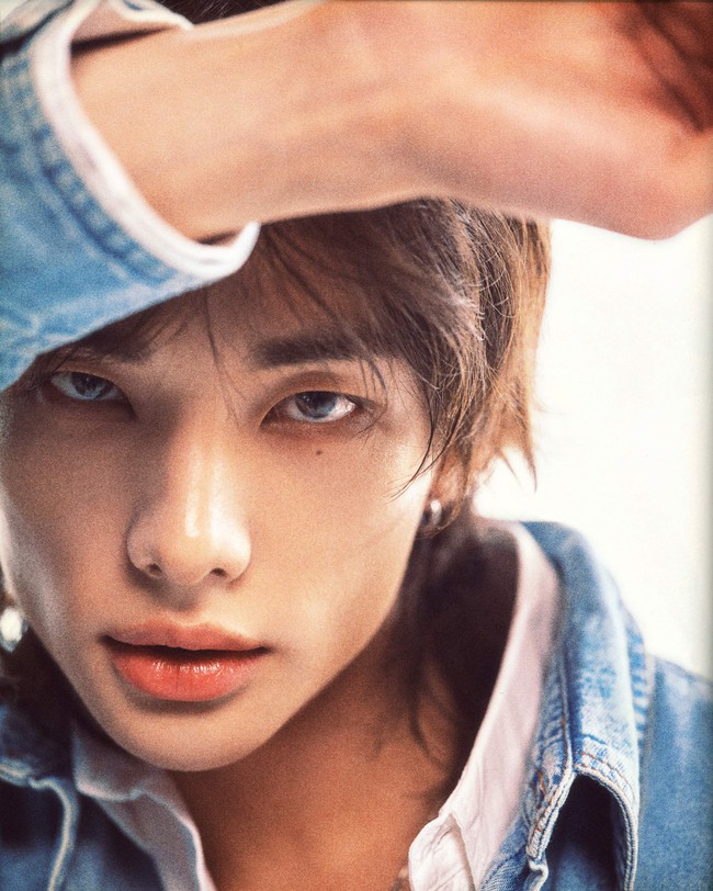 Kolaborasi Hyunjin Stray Kids dan Guess menawarkan konsep di mana siluet timeless bertemu dengan gaya kontemporer. Misalnya saja kemeja denim klasik, straight-fit jeans, kaus bergaris, hingga celana cargo denim. Foto: Dok. GUESS