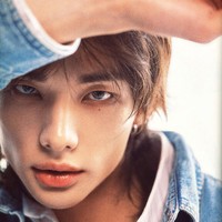 Kolaborasi Hyunjin Stray Kids dan Guess menawarkan konsep di mana siluet timeless bertemu dengan gaya kontemporer. Misalnya saja kemeja denim klasik, straight-fit jeans, kaus bergaris, hingga celana cargo denim. Foto: Dok. GUESS