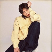 Dalam pemotretan kampanye bertajuk ‘Modern Heritage’, Hyunjin menampilkan berbagai gaya klasik khas Amerika dengan gaya personal-nya sendiri yang edgy dan nyentrik. Foto: Dok. GUESS