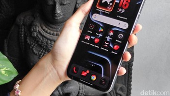 Di bagian depan, perangkat ini menggunakan layar OLED 6,78 inci dengan resolusi 1.5K dan refresh rate 144Hz. Layar tersebut mampu mencapai tingkat kecerahan puncak hingga 4.500 nits, sehingga tetap terlihat jelas di bawah sinar matahari. Perlindungan layar menggunakan Gorilla Glass 7i, sementara sertifikasi IP64 memberikan perlindungan terhadap debu dan cipratan air. Foto: Adi FR/detikINET