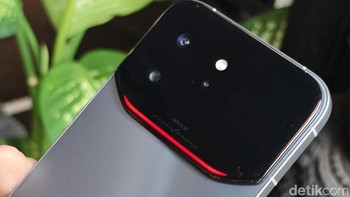 Detail yang paling mencuri perhatian adalah Floating Taillight, lampu dekoratif yang akan menyala saat perangkat dihidupkan atau menerima notifikasi. Konsep ini terinspirasi dari lampu belakang mobil sport dan menjadi ciri khas visual yang membedakan Note 60 Ultra dari smartphone lain. Foto: Adi FR/detikINET