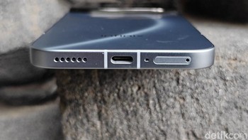 Ketahanan daya juga menjadi salah satu keunggulan utama. Infinix Note 60 Ultra dibekali baterai 7.000 mAh berbasis silicon-carbon. Untuk pengisian daya, tersedia 100W wired fast charging yang dapat mengisi baterai hingga 50% dalam 18 menit dan penuh dalam 48 menit. Tak hanya itu, perangkat ini juga mendukung 50W wireless charging MagCharge, menjadikannya salah satu smartphone Infinix dengan fitur pengisian daya paling lengkap.Foto: Adi FR