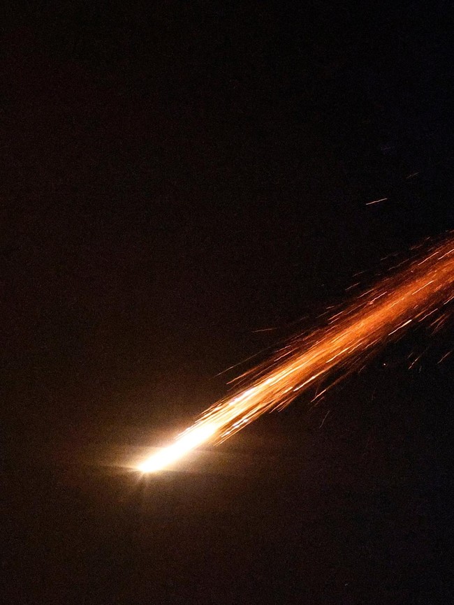 Rudal Iran Hantam Israel, Ledakan Guncang Wilayah Tel Avivv