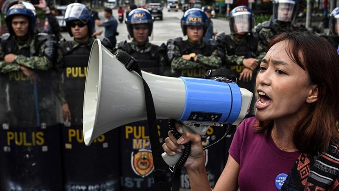Protesters shout slogans during a rally against the U.S.-Israeli strikes on Iran, amid the conflict with Iran, near the U.S. Embassy in Manila, Philippines, March 6, 2026. REUTERS/Noel Celis