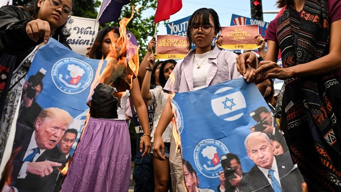 Protesters shout slogans during a rally against the U.S.-Israeli strikes on Iran, amid the conflict with Iran, near the U.S. Embassy in Manila, Philippines, March 6, 2026. REUTERS/Noel Celis