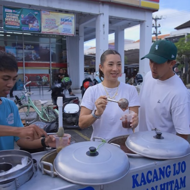 Indahnya Toleransi, Irfan Bachdim dan Keluarga Berbagi Takjil di Bali