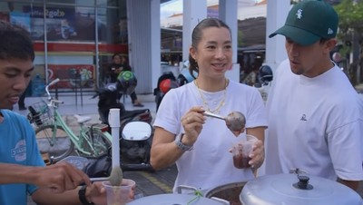 Indahnya Toleransi, Irfan Bachdim dan Keluarga Berbagi Takjil di Bali