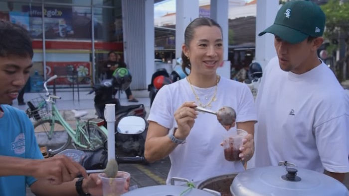 Indahnya Toleransi, Irfan Bachdim dan Keluarga Berbagi Takjil di Bali