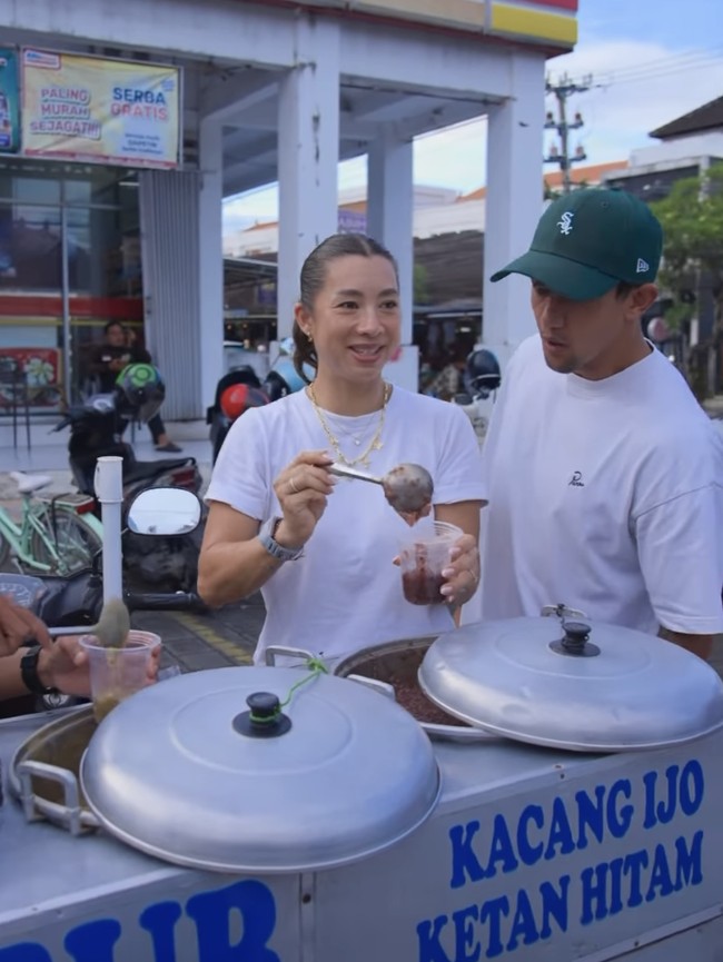 Indahnya Toleransi, Irfan Bachdim dan Keluarga Berbagi Takjil di Bali