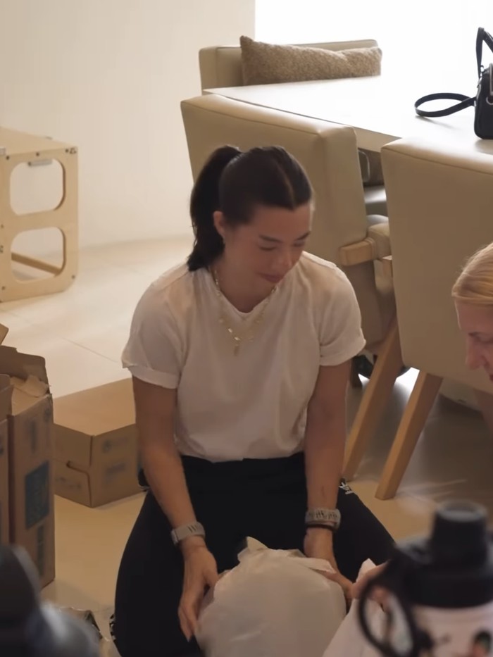 Indahnya Toleransi, Irfan Bachdim dan Keluarga Berbagi Takjil di Bali