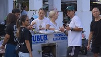 Semua keluarga turun ke jalan untuk membagikan takjil tersebut. (Foto: dok instagram Irfan dan Jennifer Bachdim)