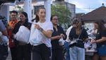 Indahnya Toleransi, Irfan Bachdim dan Keluarga Berbagi Takjil di Bali