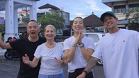 Yeay, selasai deh bagi-bagi takjilnya. (Foto: dok instagram Irfan dan Jennifer Bachdim)
