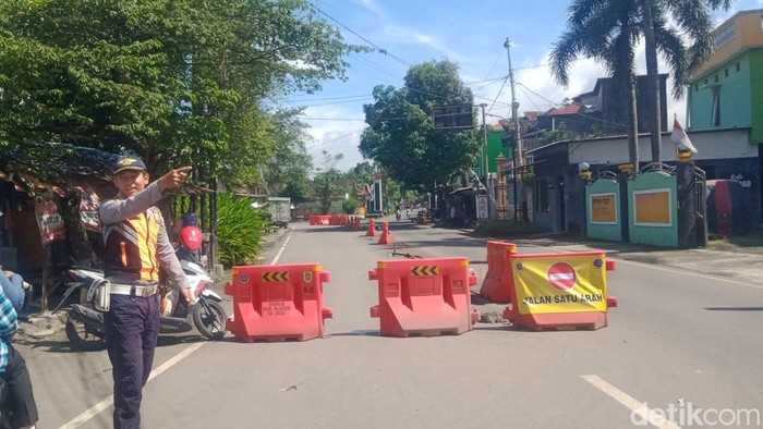 Warga balik arah di ujung Jalan Mayor Sunaryo yang dikembalikan satu arah.