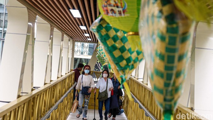 Jembatan Penyeberangan Orang (JPO) di depan kawasan Sarinah, Jalan MH Thamrin, Jakarta, kini tampil dengan wajah baru setelah proses revitalisasi rampung. Tampilan yang lebih modern serta fasilitas yang lebih lengkap dihadirkan untuk meningkatkan kenyamanan dan keamanan para pejalan kaki yang melintas di kawasan pusat ibu kota tersebut.