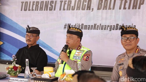 Kakorlantas Polri Brigjen Pol Agus Suryo Nugroho saat acara Polantas Menyapa di Banjar Kebalian, Kecamatan Sukawati, Kabupaten Gianyar, Jumat (6/3/2026). (Aryo Mahendro/detikBali).