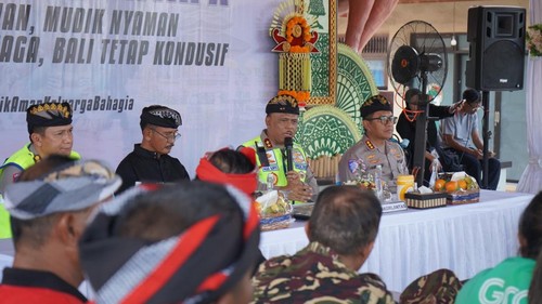 Kakorlantas Polri, Irjen Agus Surya Nugroho (memegang mikrofon), menghadiri kegiatan ‘Polantas Menyapa’ di Balai Banjar Kebalian, Desa Sukawati, Gianyar, Kamis (6/3/2026).