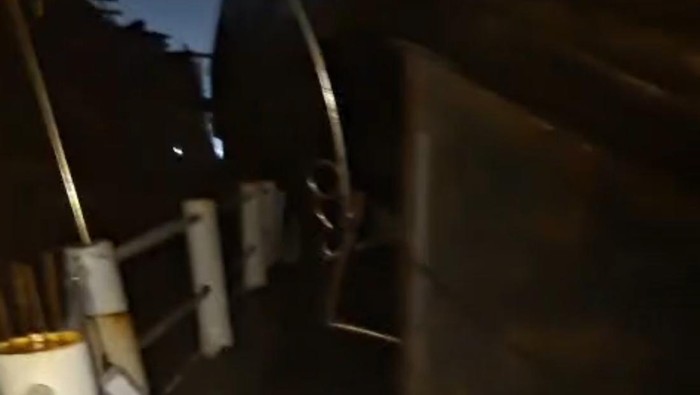 Jembatan di Dusun Tambaksari, Desa Bedono, Sayung, Demak, rusak dihantam kapal hanyut, Jumat (6/3/2026) malam.