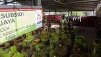 Pekerja melakukan aktivitas bongkar muat tabung gas elpiji 3 kilogram di gudang agen yang guna menjaga ketersediaan pasokan bagi masyarakat di Desa Lhong Raya, Kecamatan Banda Raya,Banda Aceh, Aceh, (6/03/2026). ANTARA FOTO/Akramul Muslim