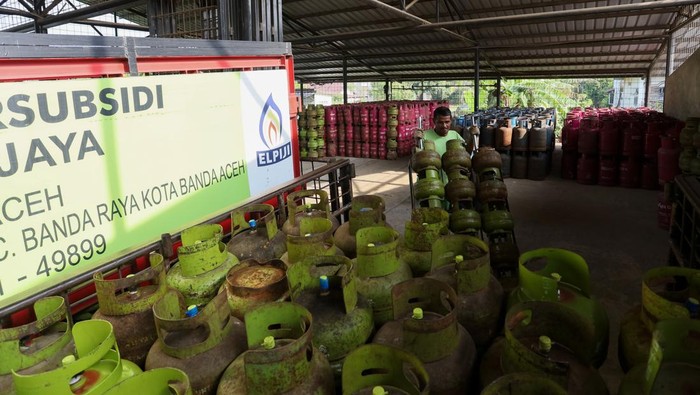 Pekerja membongkar muat tabung gas elpiji 3 kilogram di salah satu gudang agen di Desa Lhong Raya, Kecamatan Banda Raya, Banda Aceh, Aceh, Jumat (6/3/2026). Pertamina Patra Niaga Regional Sumatera Bagian Utara (Sumbagut) menyiapkan tambahan pasokan elpiji 3 kilogram untuk wilayah Aceh yang diperuntukkan bagi masyarakat miskin serta pelaku UMKM selama bulan Ramadhan 1447 Hijriah dan Lebaran guna mengantisipasi peningkatan kebutuhan yang diperkirakan mencapai 461 metrik ton per hari atau naik sekitar 4,7 persen, dengan proyeksi kenaikan konsumsi sebesar 3,8 persen dibandingkan rata-rata konsumsi harian normal. ANTARA FOTO/Akramul Muslim/wsj.