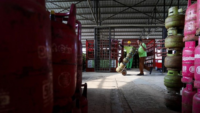 Pekerja membongkar muat tabung gas elpiji 3 kilogram di salah satu gudang agen di Desa Lhong Raya, Kecamatan Banda Raya, Banda Aceh, Aceh, Jumat (6/3/2026). Pertamina Patra Niaga Regional Sumatera Bagian Utara (Sumbagut) menyiapkan tambahan pasokan elpiji 3 kilogram untuk wilayah Aceh yang diperuntukkan bagi masyarakat miskin serta pelaku UMKM selama bulan Ramadhan 1447 Hijriah dan Lebaran guna mengantisipasi peningkatan kebutuhan yang diperkirakan mencapai 461 metrik ton per hari atau naik sekitar 4,7 persen, dengan proyeksi kenaikan konsumsi sebesar 3,8 persen dibandingkan rata-rata konsumsi harian normal. ANTARA FOTO/Akramul Muslim/wsj.