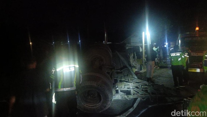 Kondisi truk gandengan setelah ditabrak KA Blambangan di Leces Probolinggo