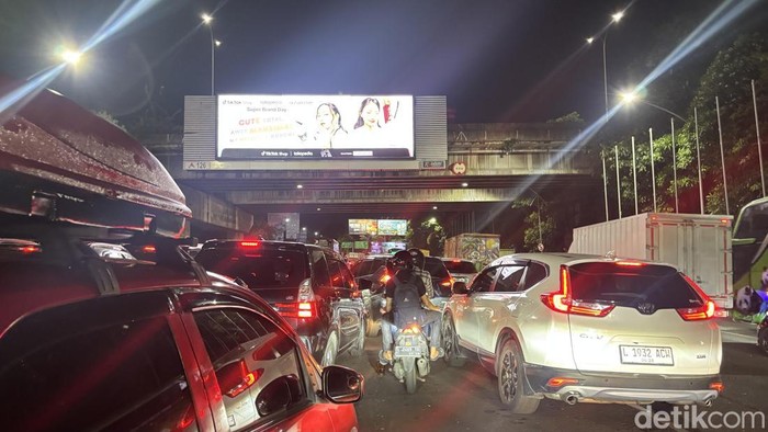Kemacetan di kawasan Bundaran Waru berdampak hingga Gedangan Sidoarjo