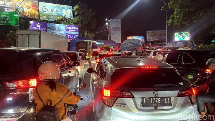 Kemacetan parah di Jalan Ahmad Yani, Bundaran Waru Surabaya