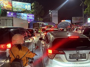 Macet Horor di A Yani Surabaya Dipicu Volume-Bus Ambil Lajur Lawan