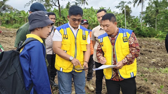 Kepala Dinas Perkim, Sendi Apriadi dan Wakil Bupati Sukabumi Andreas di lokasi pembangunan huntap korban bencana