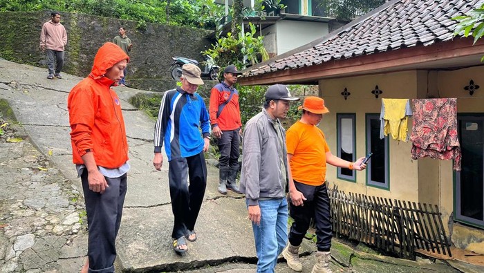Kepala Pelaksana BPBD Banten, Lutfi Mujahidin, bersama Kepala Desa Bayah Timur, Rafik Rahmat Taufik mengecek lokasi pergeseran tanah. (Dok. BPBD Banten)