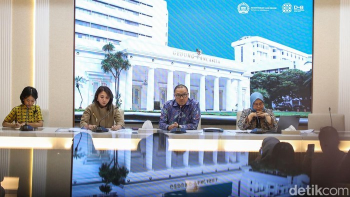 Pemerintah Indonesia melalui Kementerian Luar Negeri (Kemlu) mulai melakukan evakuasi warga negara Indonesia (WNI) dari Iran pada Jumat (6/3/2026). Langkah ini dilakukan menyusul meningkatnya ketegangan dan situasi keamanan di kawasan Timur Tengah.