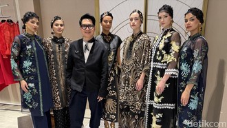 Kata Desainer Denny Wirawan Soal Tren Baju Lebaran Gamis Bini Orang