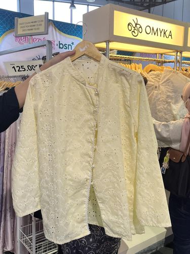 Koleksi serba butter yellow di bazar hijab dan busana muslim, Rendezvous Modest Market X Bank Syariah Nasional mulai dari 3-15 Maret 2026 di AEON Tanjung Barat, Jakarta.