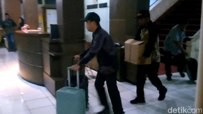 KPK membawa koper usai menggeledah kantor Pemkab Pekalongan, Jumat (6/3/2026).