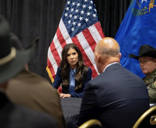 Noem menolak menjawab dan menyebut pertanyaan tersebut sebagai gosip tabloid. “Saya tidak akan menanggapi sampah tabloid seperti itu,” kata Noem. Foto: dok. Instagram @kristinoem