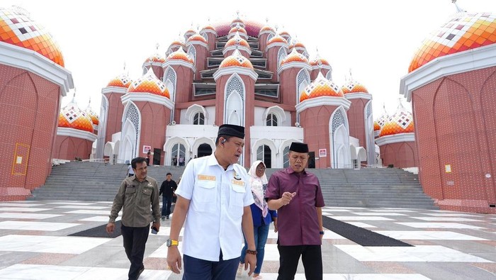 Kunjungan Komisi D DPRD Sulsel didampingi Dinas SDACKTR Sulsel di Masjid 99 Kubah Makassar.