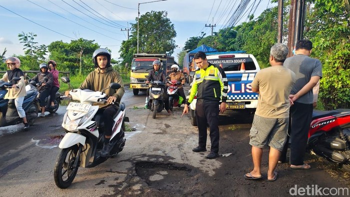Lubang jalan di Jalan Lingkar Timur Sidoarjo yang diduga menyebabkan seorang pemotor tewas terlindas truk.