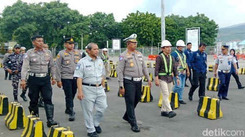 Dirlantas Polda NTB Romadhoni Sutardjo di Kantor ASDP Cabang Kayangan, Kamis (5/3/2026).