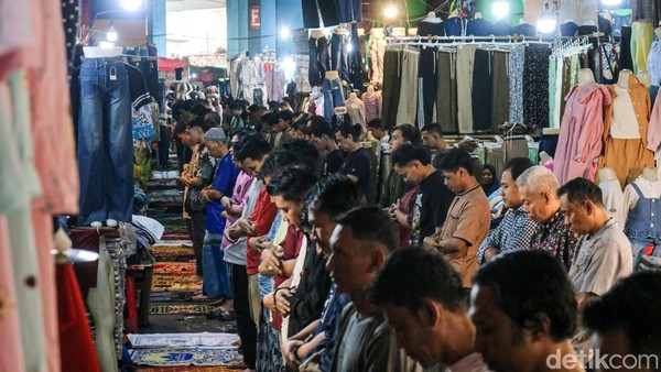 Masjid Penuh, Jamaah Salat Jumat Hingga Lorong Kios Pasar Tanah Abang
