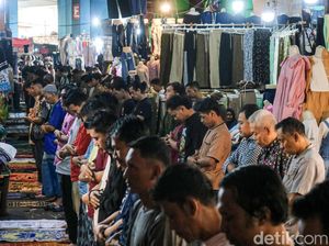 Masjid Penuh, Jamaah Salat Jumat Hingga Lorong Kios Pasar Tanah Abang