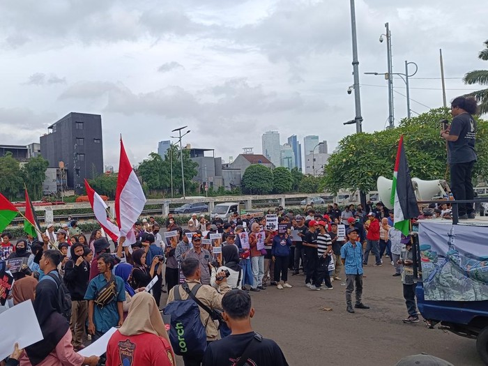 Massa demo di DPR tuntut Indonesia keluar dari Board of Peace (Rizky/detikcom)