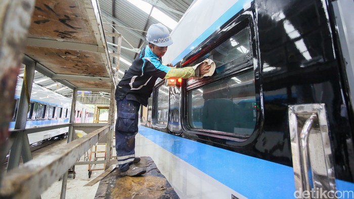 Pekerja saat menyelesaikan persiapan Kereta Ekonomi Kerakyatan di Balai Yasa Manggarai, Jakarta, Jumat (6/3/2026). PT Kereta Api Indonesia (Persero) menghadirkan gerbong baru berupa Kereta Ekonomi Kerakyatan untuk meningkatkan layanan kepada penumpang menjelang Angkutan Lebaran 2026.